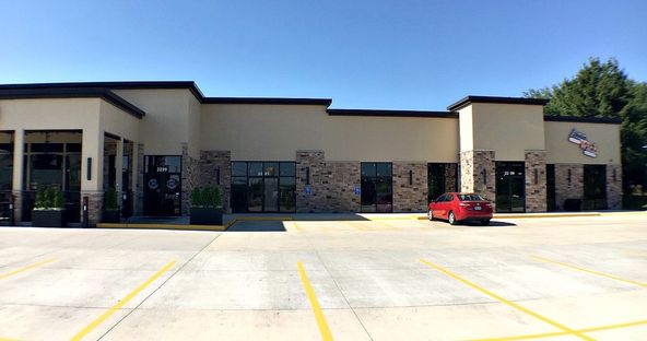 Falcon Retail Center: 2225 Falcon Ave, Bettendorf, IA 52722